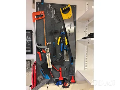 Diverse verktyg i väska samt på verktygstavla