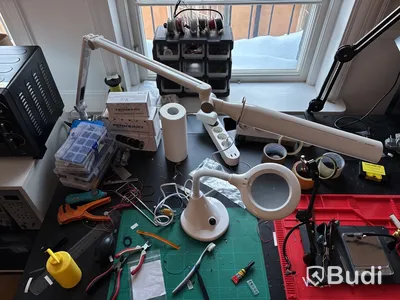 Höj- och sänkbart bord inkl. diverse labutrustning