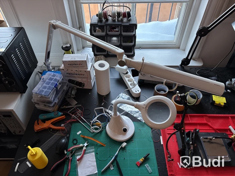 Höj- och sänkbart bord inkl. diverse labutrustning