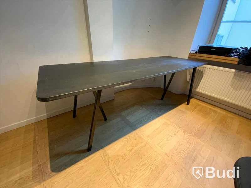Kontorsbord med ben, Valchromat