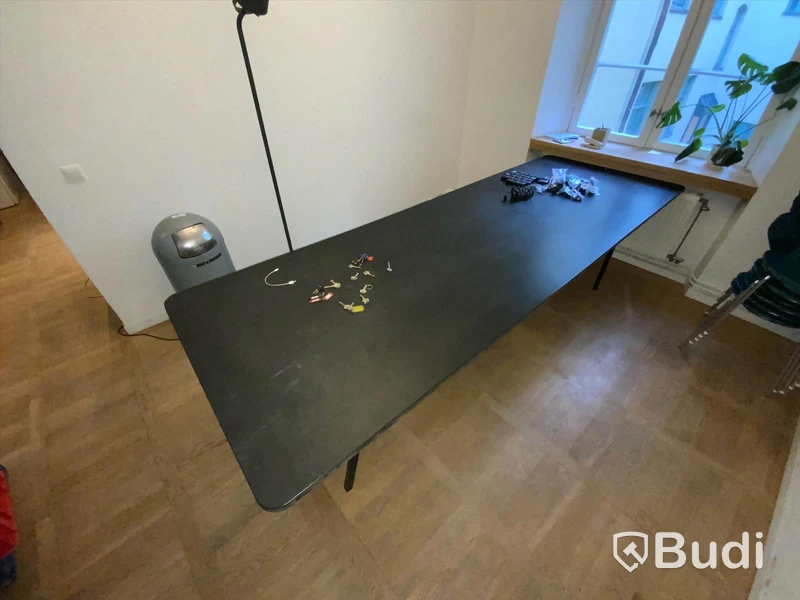 Kontorsbord med ben, Valchromat