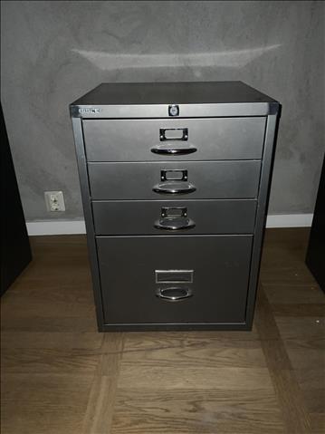 Plåt hutch Bisley. 4 lådor 