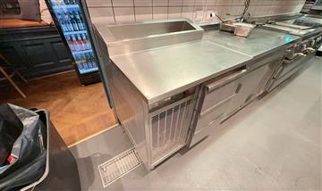 Kylbänk med lådor. Se bilder och noteringar