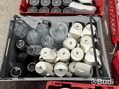 Sortiment diverse för servering - tekannor, koppar, glas, bl.a. Hackefors, Rörstrand m.fl.
