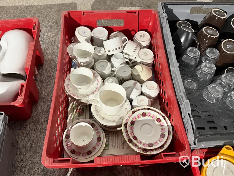 Sortiment diverse för servering - tekannor, koppar, glas, bl.a. Hackefors, Rörstrand m.fl.