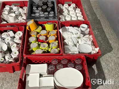 Sortiment diverse för servering - tekannor, koppar, glas, bl.a. Hackefors, Rörstrand m.fl.
