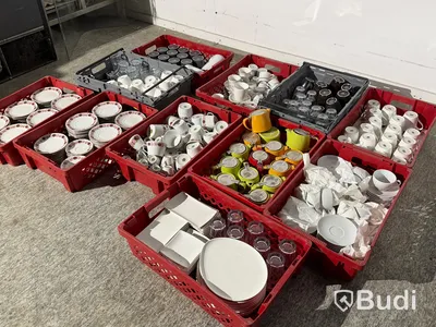 Sortiment diverse för servering - tekannor, koppar, glas, bl.a. Hackefors, Rörstrand m.fl.
