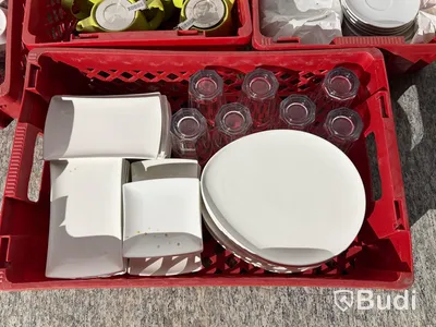 Sortiment diverse för servering - tekannor, koppar, glas, bl.a. Hackefors, Rörstrand m.fl.