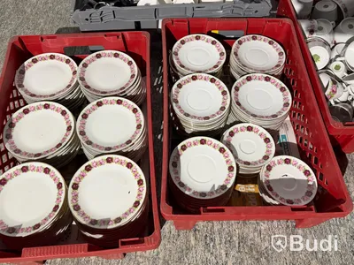 Sortiment diverse för servering - tekannor, koppar, glas, bl.a. Hackefors, Rörstrand m.fl.