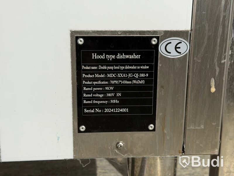 Huvdiskmaskin med in- och utmatningsbänk