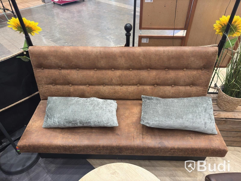2 armchairs, sofa & coffee table