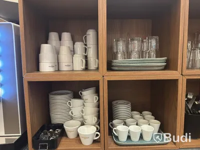 9 st trälådor med innehåll (kaffemuggar, glas, bestick)
