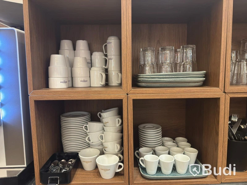 9 st trälådor med innehåll (kaffemuggar, glas, bestick)