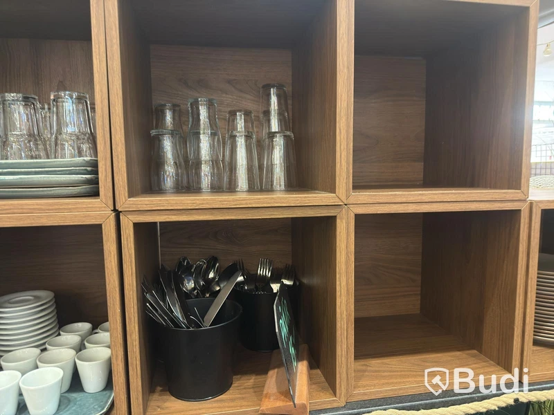 9 st trälådor med innehåll (kaffemuggar, glas, bestick)
