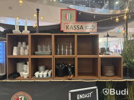 9 st trälådor med innehåll (kaffemuggar, glas, bestick)