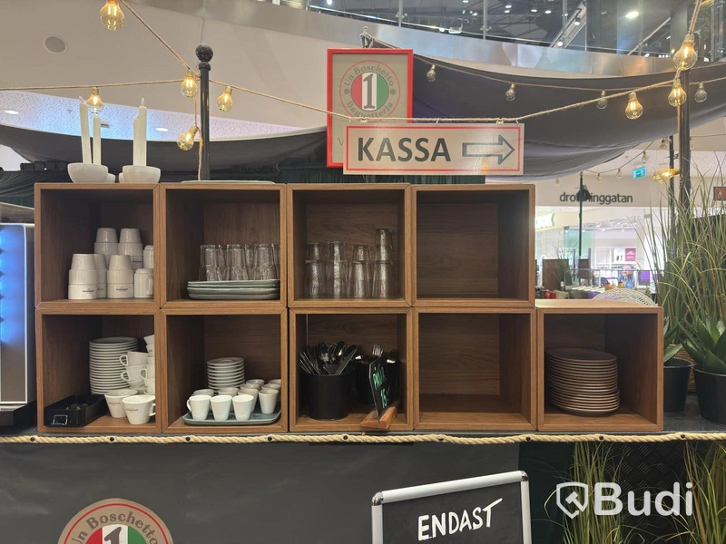 9 st trälådor med innehåll (kaffemuggar, glas, bestick)