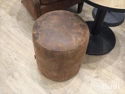 2 armchairs, table & pouffe