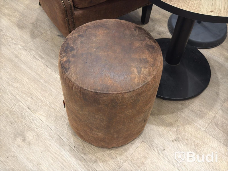 2 armchairs, table & pouffe