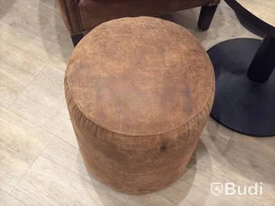 2 armchairs, table & pouf