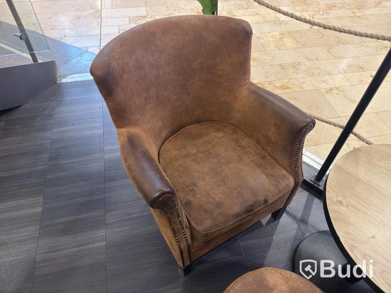 2 armchairs, table & pouffe
