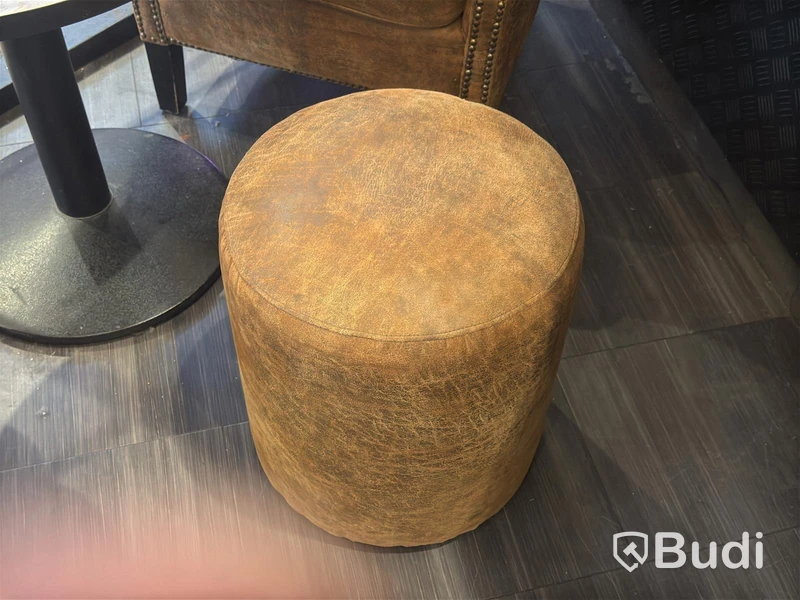 2 armchairs, table & pouffe