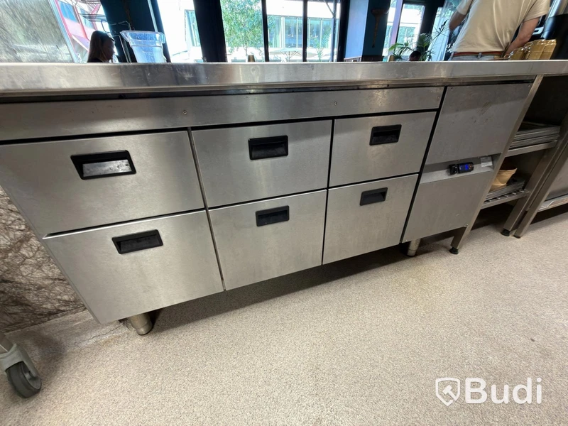Refrigerated counter with 6 drawers