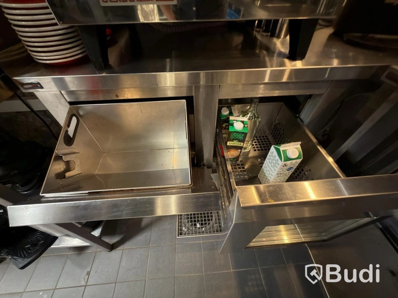 Rostfri Kylbänk med tre lådor novameta