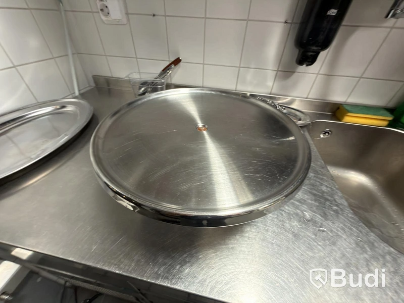Various kitchen accessories, serving platters