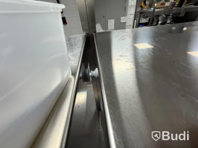 2 st Rostfri bänkar sammankopplade en med ho, el dragen