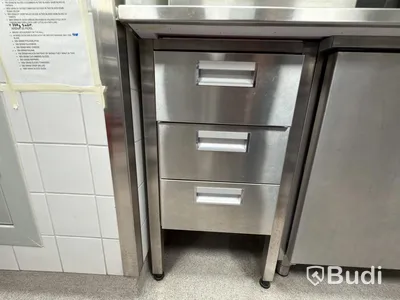 Rostfri skåp med 3 lådor och innehåll