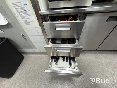 Rostfri skåp med 3 lådor och innehåll