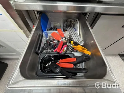 Rostfri skåp med 3 lådor och innehåll