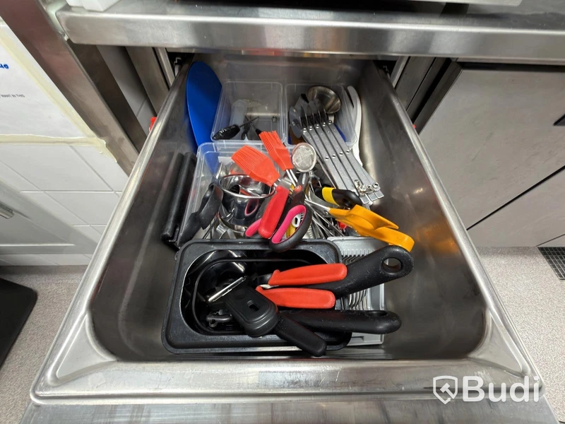 Rostfri skåp med 3 lådor och innehåll