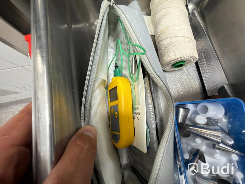 Rostfri skåp med 3 lådor och innehåll