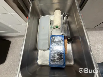 Rostfri skåp med 3 lådor och innehåll