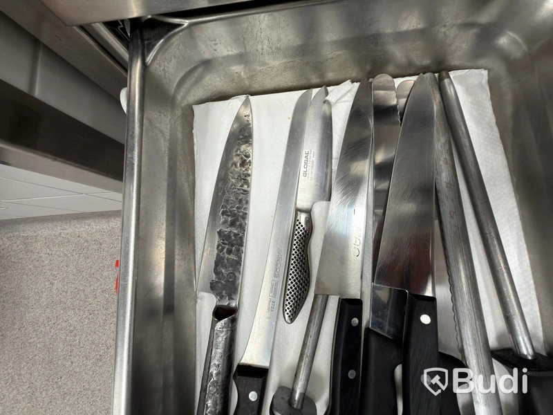 Rostfri skåp med 3 lådor och innehåll