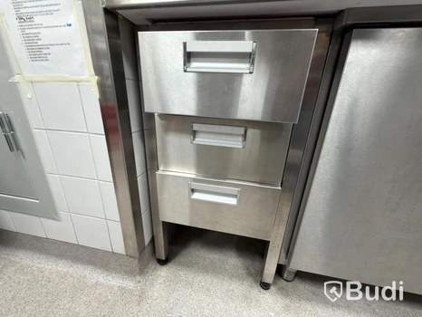 Rostfri skåp med 3 lådor och innehåll
