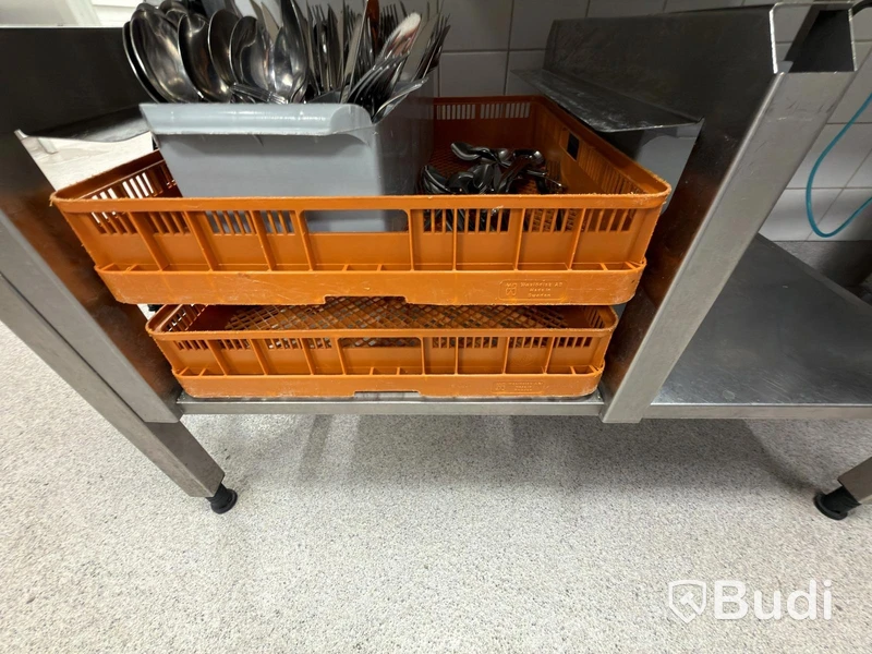Lot of assorted laundry baskets