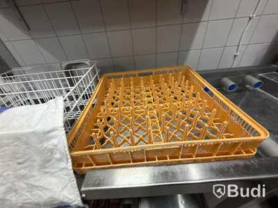 Lot of assorted laundry baskets