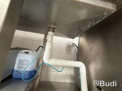 Rostfri Avrinningsyta med rullbanor för tvättbackar