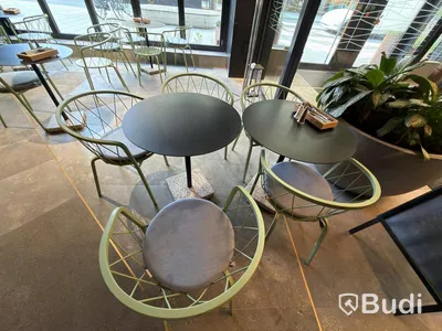 6 st cafébord, 18 st stolar