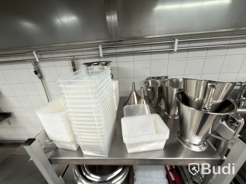 Två rostfria hyllor med Diverse rostfria blandade kökstillbehör ugn lådor