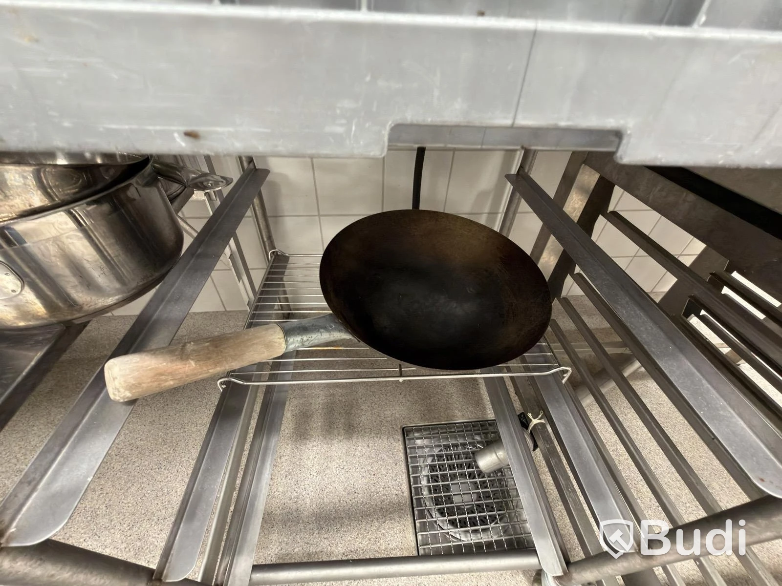 Två rostfria hyllor med Diverse rostfria blandade kökstillbehör ugn lådor