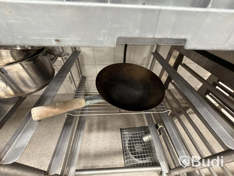 Två rostfria hyllor med Diverse rostfria blandade kökstillbehör ugn lådor
