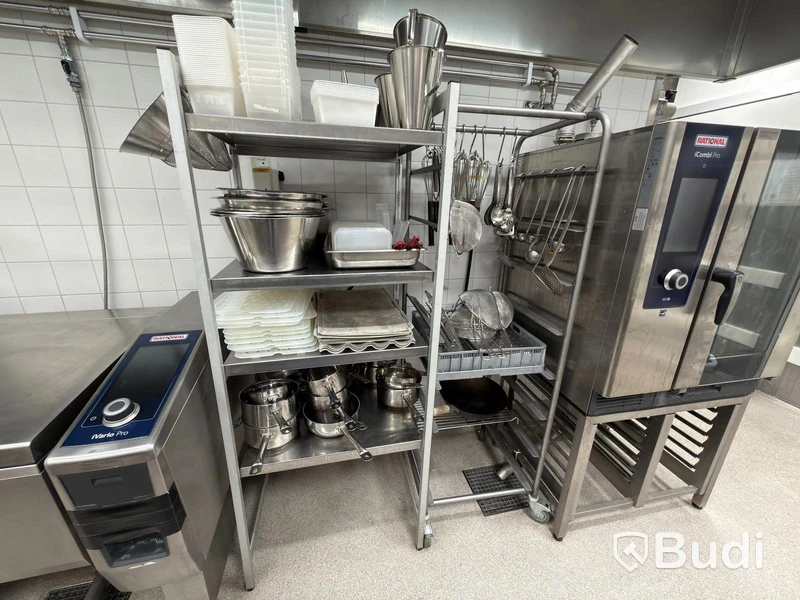 Två rostfria hyllor med Diverse rostfria blandade kökstillbehör ugn lådor