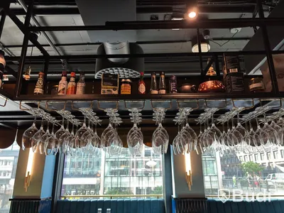 Lot of assorted glassware