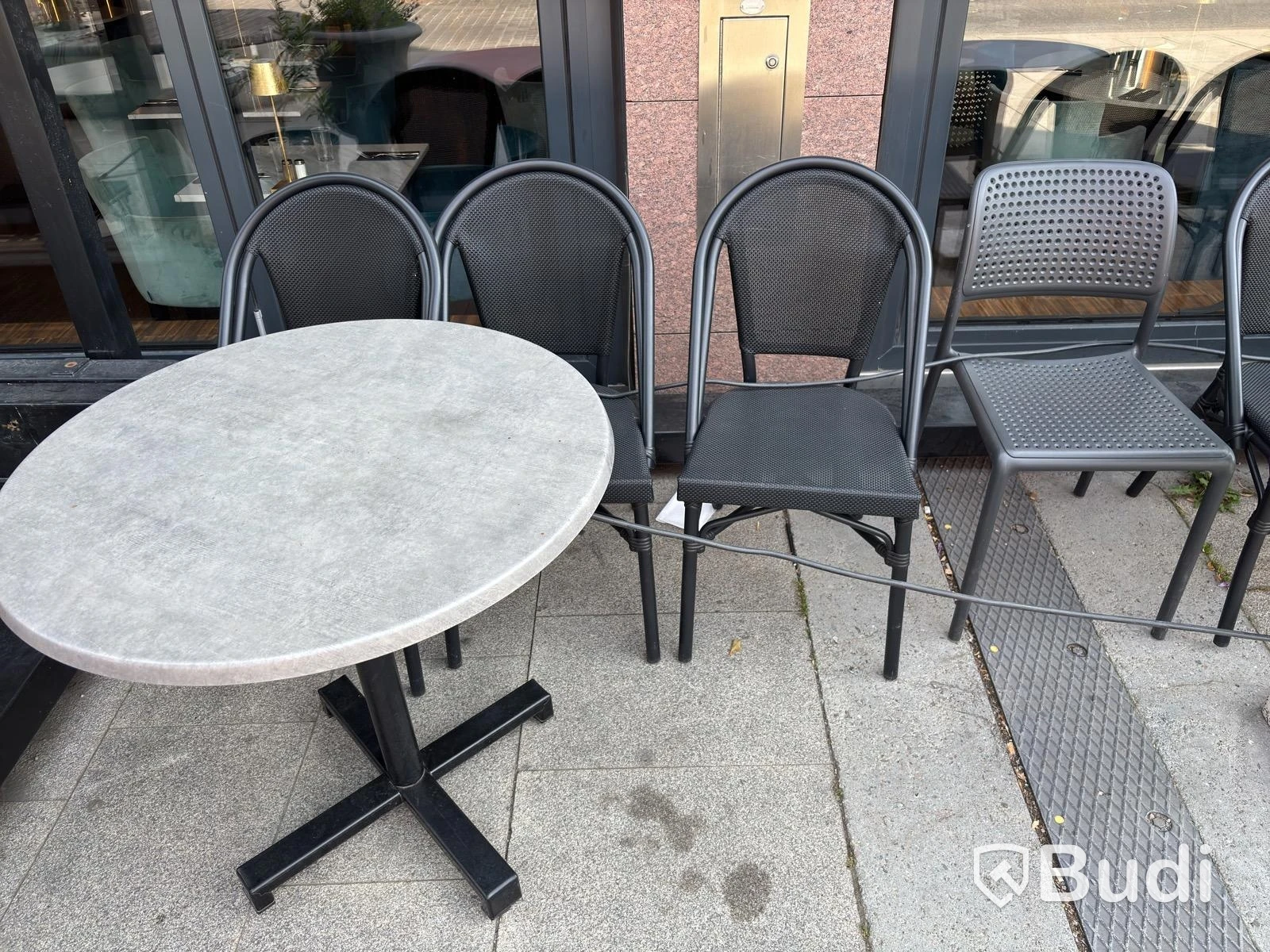 Parti med stolar och bord - utemöbler