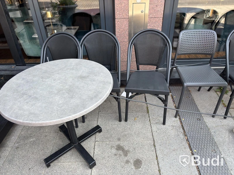 Parti med stolar och bord - utemöbler