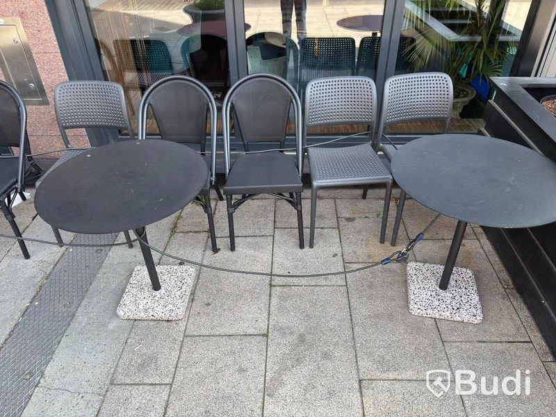 Parti med stolar och bord - utemöbler