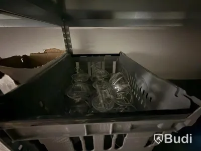 Parti med diverse porslin glas koppar mjölkkannor